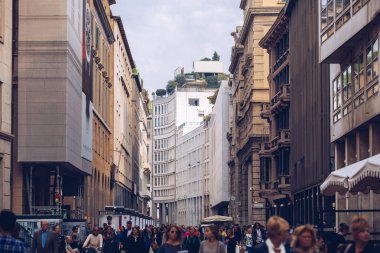 Milano,İtalya-9 Ekim,2018: Milano,Lombardia şehir sokaklarında modern İtalyan mimarisi.