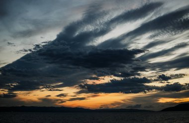 Güzel gökyüzü günbatımı Altın ışık ve koyu mavi gökyüzünde bulutlar dramatik. Hırvatistan doğal beatuy. Avrupa'nın egzotik tropik ada dinlenmek için seyahat.