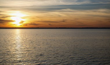 Deniz kenarında okyanus kıyısında egzotik seyahat hedef üzerinde güzel gün batımı. Köpüklü su yüzeyinin altında yaz akşam alacakaranlık aydınlatma