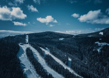 Soğuk sezonda güzel hava uçak resmi kış park için. Europe.Travel hedef için aktif tatil turizm Karpat Dağları'nın karlı manzara