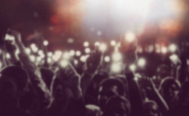 Canlı pop müzik konser arka plan. Büyük grup gece Club Müzik Festivali parti mutlu genç insan. Renkli soyut geri gece kulübünde parti poster için zemin. Hayranları elleri ve parlak ışıklar