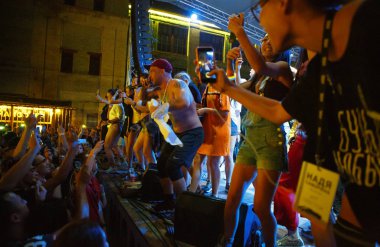 Kiev-11 Ağustos,2018: Ünlü beyaz rap şarkıcısı Ligalize, yaz müzik festivali Kurazh.Hip hop sanatçısının sahne sinde canlı performans sergiliyor. Konser kalabalığında sahneden görünüm