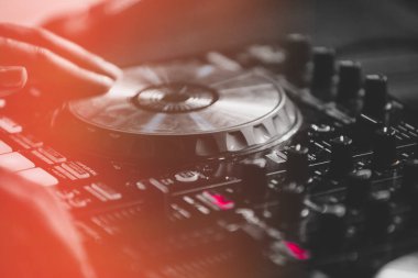 Moskova - 14 Ekim, 2016: Rus rap şarkıcısı Kravz gece kulübü Moskva sahnede büyük konser. Dj müzik ve çizilmemesi Katos profesyonel dj MIDI denetleyicisi üzerinde izler kız eline odaklanın. Konser için modern disk jokey dijital ses cihazı