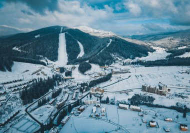 Bukovel, Ukrayna - 19 Mart, 2018: soğuk kış günü güzel doğada. Bukovel Kayak Park Karpat Dağları'nda. Güney Avrupa'nın aktif Turizm için popüler bir yer