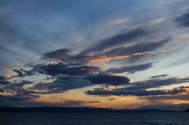 Güzel gün batımı canlı gökyüzü renkleri ile. Altın alacakaranlıkta aydınlatma ve dramatik bulutlu gökyüzü yaz akşam Hırvatistan.