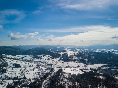 Güzel hava dron manzara fotoğraf soğuk karlı gün dağlarda. Kışın seyahat hedef aktif Turizm için. Karpat mountain Park doğanın güzelliği. 