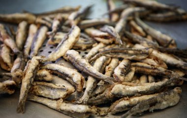 Gıda deposunda satılık buz üzerinde taze pişmemiş balık. Sokak pazarında deniz ürünleri satın alın 