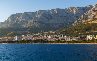 Makarska, Hırvatistan - 22 Haziran, 2017: güzel egzotik yaz resort üzerinde Hırvatça coast, Adriyatik Denizi ile fantastik koyu mavi su. Avrupa'nın tropikal tatil yaz seyir keyfini