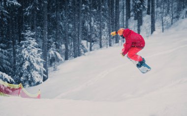 Bukovel, Ukrayna - 20 Mart, 2018: Snowboard Yarışması kış Park. Genç sporcular snowboard içinde rekabet. Gençlik için serin aşırı spor yarışma.