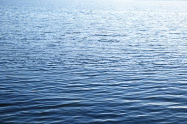 Güzel gün batımı sahil üzerinde. Canlı renkleri ve iyi yaz akşam hava. Deniz manzarası, yaz tatili için fantastik seyahat hedef. 