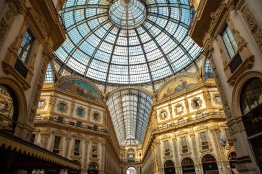 Milan, İtalya - 12 Ekim, 2018: Antik alışveriş merkezi Galeri Vittorio Emanuele Milano.Luxury merkezi alışveriş pahalı butik mağazaları ve moda mağazaları ile. Popüler turistik landmark Lombardia.