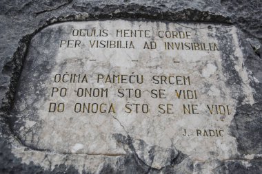 Makarska,Hırvatistan-1 Temmuz,2017: Adriyatik Denizi'nin Hırvat sahilindeki Makarska Riviera beldesinde Biokovski Botanik Bahçesi Kotisina.Biokovo dağlarında egzotik bitkilerle park. Eski giriş tabelası 
