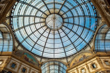 Ünlü alışveriş merkezi Galeri Vittorio Emanuele Milan, İtalya. İtalyan moda başkenti Milano, popüler turistik en eski alışveriş merkezi. Güzel cam çatı yukarıda lüks giyim mağazaları.