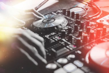 Moskova - 14 Ekim, 2016: Rus rap şarkıcısı Kravz gece kulübü Moskva sahnede büyük konser. Dj müzik ve çizilmemesi Katos profesyonel dj MIDI denetleyicisi üzerinde izler kız eline odaklanın. Konser için modern disk jokey dijital ses cihazı