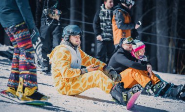 Bukovel, Ukrayna - 20 Mart, 2018: Snowboard Yarışması kış Park. Genç sporcular snowboard içinde rekabet. Gençlik için serin aşırı spor yarışma.