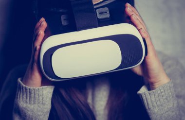 Stüdyo mobil oyun uygulamalar için yeni artırılmış gerçeklik gözlük kullanan genç ve güzel kız portresi. Mobil Oyunlar apps ile yenilikçi 3d vr kulaklık kullanın. Trendy sanal gerçeklik oyun aygıtı kullanımda