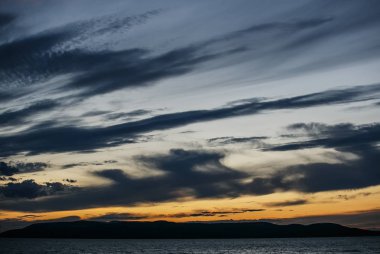 Canlı renkler ile dramatik günbatımı 