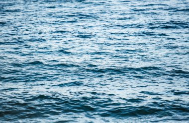 Adriyatik Denizi dalgalar kumsalda akşam haddeleme. Yaz tatili ve aktif Turizm için büyük seyahat hedef. Git dalış ve şnorkel berrak suda