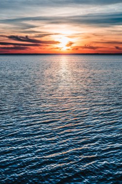 Güzel seyahat hedef arka plan. Sahil Eruope.Sun içinde on Sunset su ufukta akşamları iner