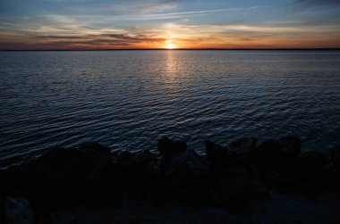 Güzel alacakaranlık sahil üzerinde. Güneş ufukta okyanus su üzerinde geçiyor. Egzotik yaz tatili için seyahat hedef