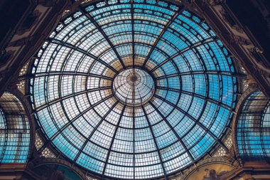 Ünlü eski moda alışveriş merkezi Milano, Italy.Old alışveriş merkezi güzel cam güneş çatı ile Galleria Vittorio Emanuele. Piazza di Milano Lombardia bölgesinde yer alan lüks giyim mağazası.