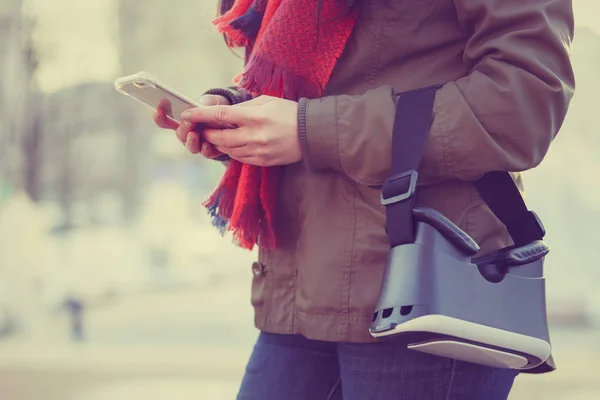 Kvinna Utomhus Med Nya Glasögon För Mobilspel Språng Använda Virtuell — Stockfoto