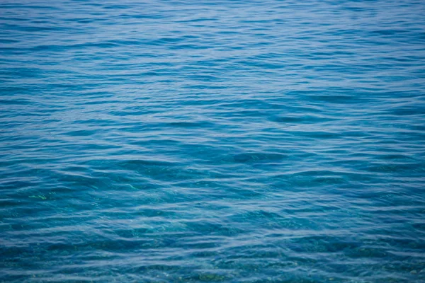 夏休みとアクティブな観光のための偉大な旅行先 澄んだ水の結晶でシュノーケ リングやダイビングに行きます Croatia Saturated 深い青の色のアドリア海 — ストック写真