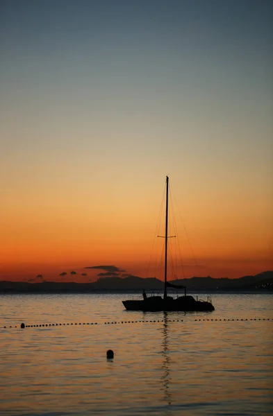 Yacht Sewa Kecil Melayang Laut Adriatik Saat Sunset Beautiful Malam — Stok Foto