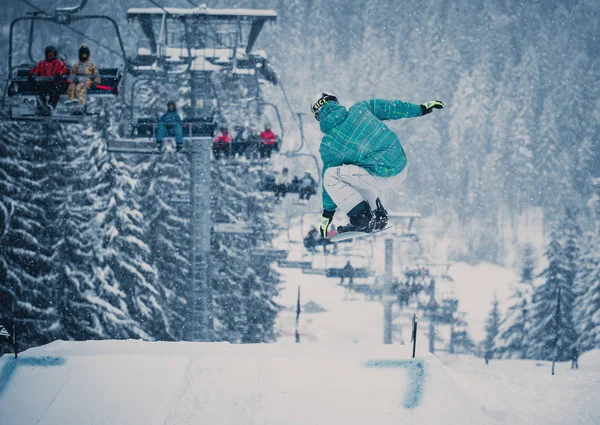 Bukovel Ucrania Marzo 2018 Concurso Snowboard Parque Invernal Jóvenes Atletas —  Fotos de Stock