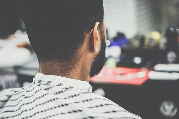 Jeune Homme Noir Assis Dans Salon Coiffure Recouvert Une Couverture — Photo
