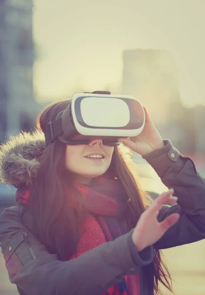 Gafas Realidad Virtual Innovadoras Juego Femenino Joven Para Aplicaciones Juegos —  Fotos de Stock