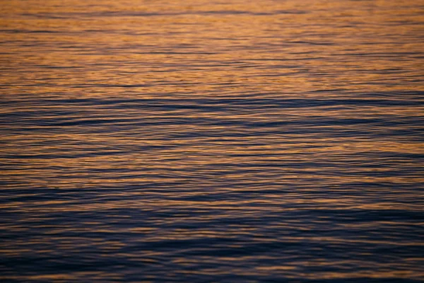 Prachtige Gouden Zonsondergang Licht Adriatische Zee Wateroppervlak — Stockfoto