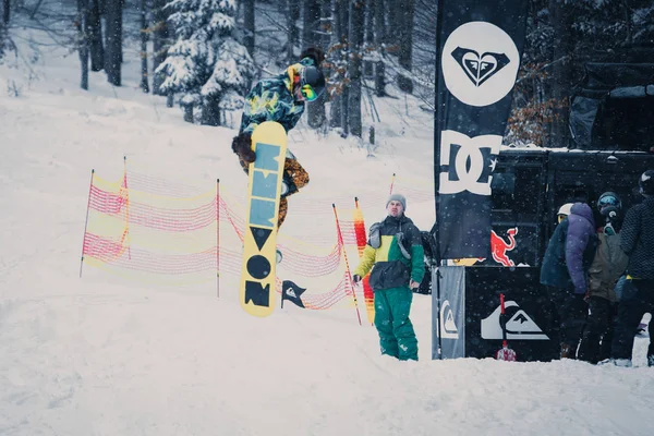 Bukoveľ Ukrajina Březen 2018 Snowboardová Soutěž Zimě Parku Mladí Sportovci — Stock fotografie