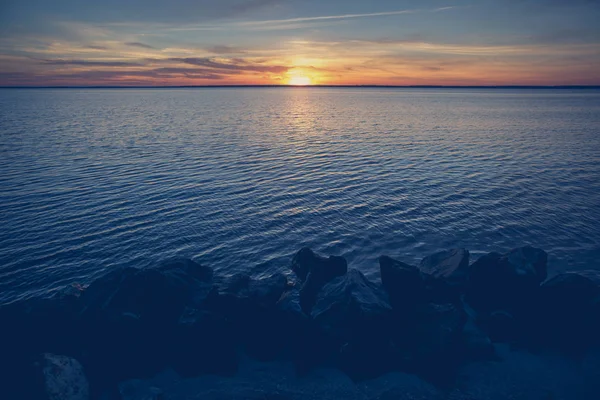 Hermoso Paisaje Marino Sol Desciende Sobre Horizonte Acuático Por Noche —  Fotos de Stock