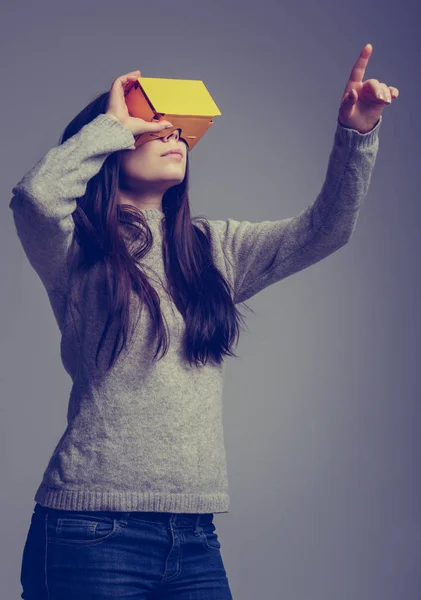 Retrato Niña Jugando Aplicación Juego Móvil Dispositivo Auriculares Realidad Virtual —  Fotos de Stock