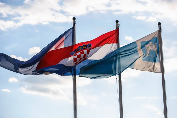 Національний Прапор Crotia Далмації Регіону Висока Полюс Яскраво Синє Небо — стокове фото