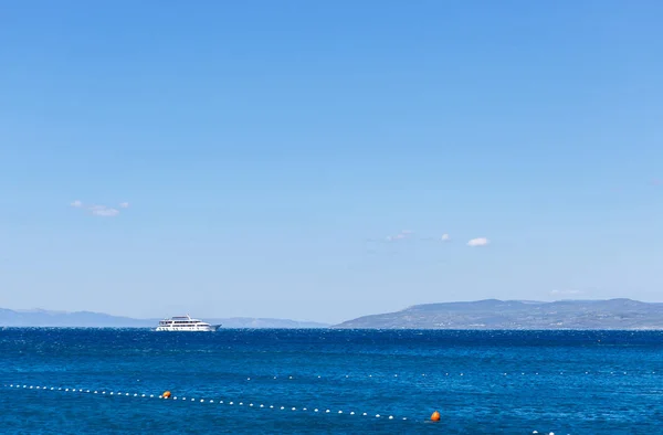 Stora Vita Turist Kryssningsfartyg Resor Pulserande Blå Adriatiska Havet Croatia — Stockfoto