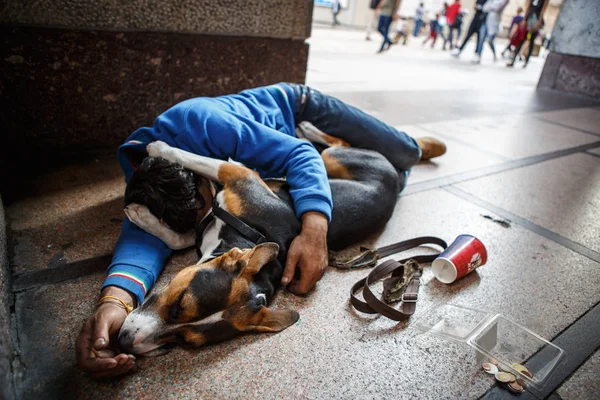 Senzatetto Dormire Con Cane All Aperto Nella Città Europea — Foto Stock