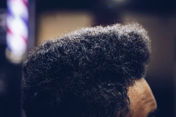 Jeune Homme Noir Coupe Ses Cheveux Dans Salon Coiffeur Gros — Photo