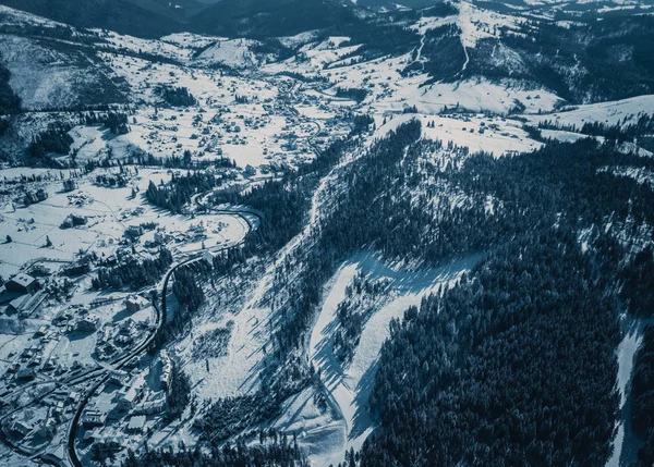 冬の寒い日にカルパティア山脈の空中ドローン風景写真 上から Carpathians Ski と雪のボード公園の自然の Europe Enjoy の美しさのアクティブな観光の旅行先 — ストック写真