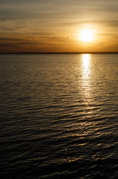 Hermoso Paisaje Marino Sol Desciende Sobre Horizonte Acuático Por Noche —  Fotos de Stock