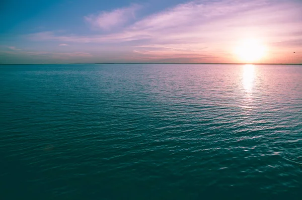 Schöner Sonnenuntergang Meer Lebendige Farben Und Gutes Sommerabendwetter Seenlandschaft Des — Stockfoto