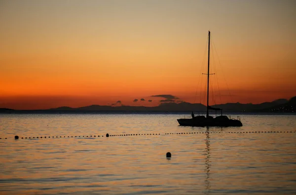 Yacht Penyewaan Kecil Melayang Laut Adriatik Saat Sunset Beautiful Malam — Stok Foto