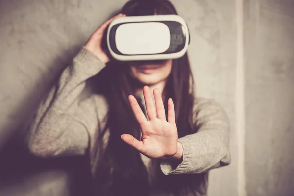 Chica Joven Jugando Aplicación Juego Móvil Dispositivo Auriculares Realidad Virtual —  Fotos de Stock