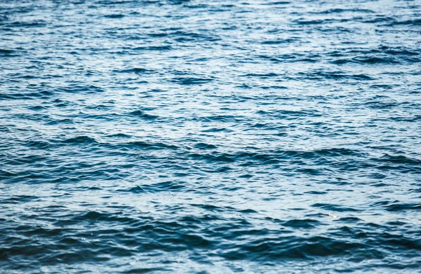 Волны Адриатического Моря Катятся Пляжу Вечерам — стоковое фото