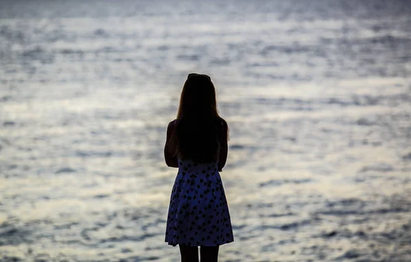 Sylwetka Szczupła Młoda Kobieta Patrząc Zachód Słońca Nad Morzem Dziewczyna — Zdjęcie stockowe