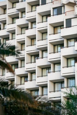 Balkonlu modern otel binası