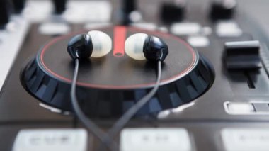 Profesyonel ses karıştırma ve stuidio ekipman kayıt Görüntüleri. Dj midi denetleyici ve kulak kulaklık monitörleri.