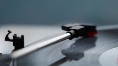 Profesyonel pikap müzik ile vinil rekor disk oynar. DJ turntable kayıt oyuncu closeup. Ses donanımları, disk jokey için.