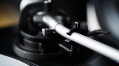 Profesyonel parti dj turntable görüntüleri yakın. Ton kolu odak ağırlığındadır. Yüksek kaliteli analog müzik çalmak için ses ekipmanları. hi-fi içinde vinil kayıtları dinleyin.